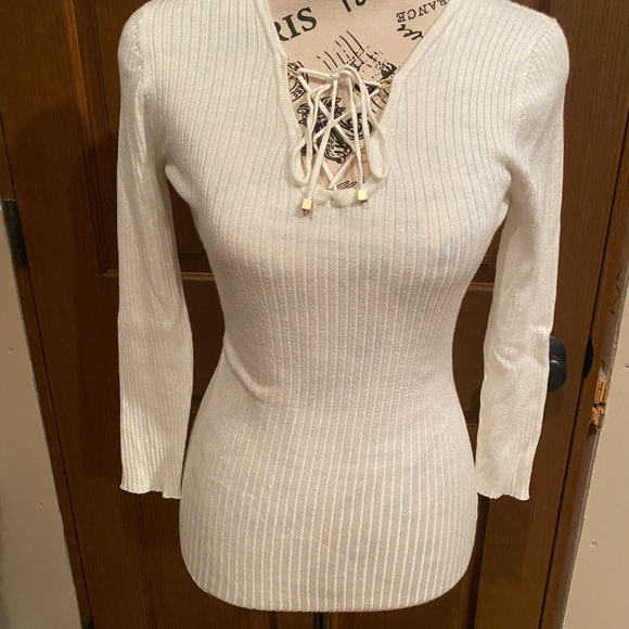 Jennifer Lopez Cream Colored Ribbed Sweater - Picture 2 of 5